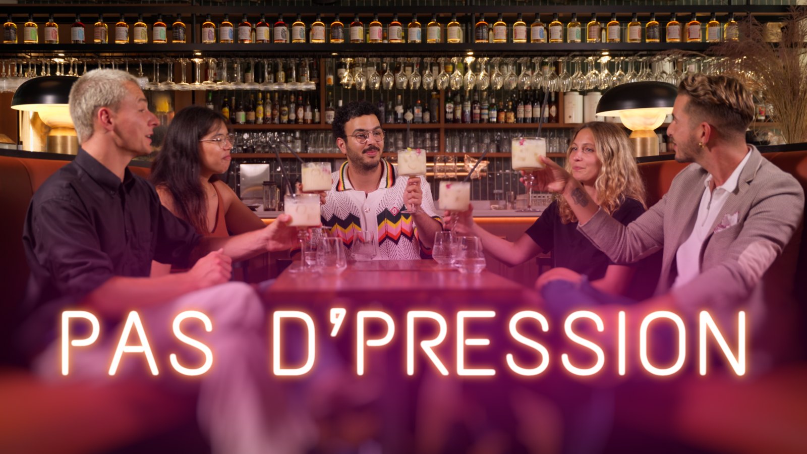 Les animateurs de Pas d'Pression autour d'une table de bar